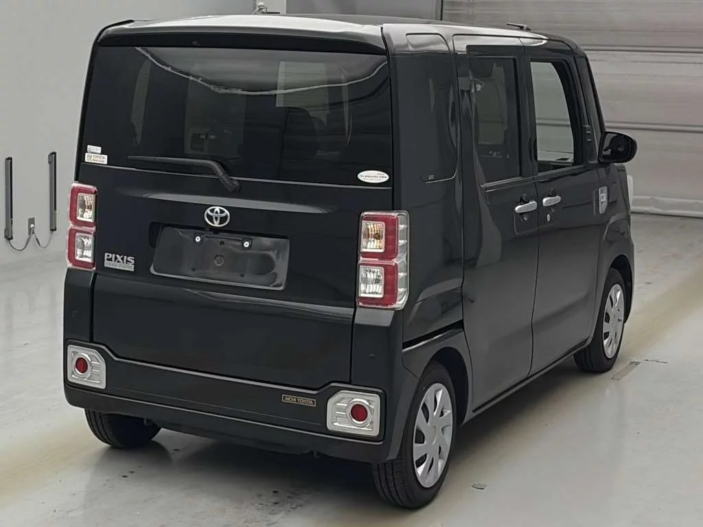 Toyota Pixis Mega LA700A 2022